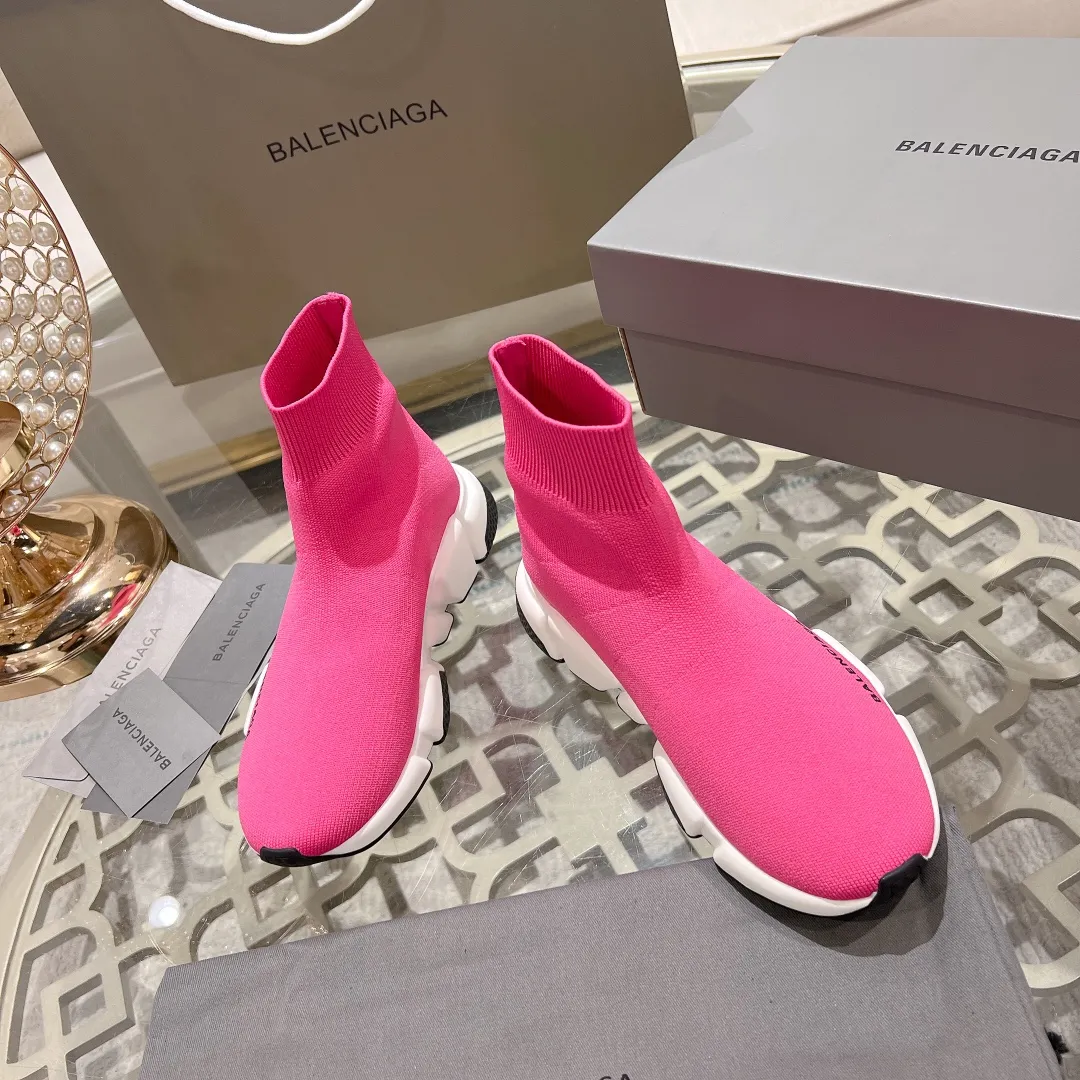 👟👟Ex-factory price 400👟👟 Balenciaga classic sock boots, originally produced by the factory, purchasing agent level. The latest original outsole mold, (TPU ten-vacuum outsole, the highest version on the market, please do not compare prices with TPR outsole, don’t bother if you don’t know the product) The black, white and red three-color vacuum sole shows high-end luxury. •Upper: elastic fly weave double-layer composite gold wire high-elastic knitted mesh cotton •Inner lining: imported double-sided velvet, which is comfortable and resilient to shape •Insole: original imported terry cloth, breathable but not fading •Sole: TPU ten-vacuum outsole (to eliminate pores) •Packaging: full set of packaging (certificate, invoice, cloth bag, handbag) •Size: 34-45 standard code (34, 45, 46.47 can be customized and are not returnable)